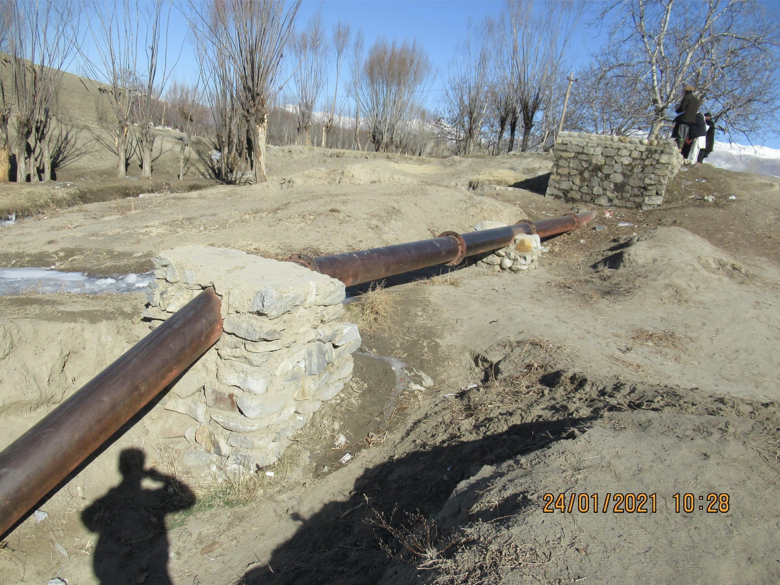 سیفون (penstock) آب را از حوضچه به ماشین خانه انتقال میدهد.